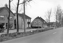 841042 Gezicht op enkele huizen aan het Overeind te Schalkwijk (gemeente Houten), vanaf de Provincialeweg.